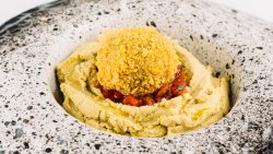 Hummus românesc cu chiftea de arpacaș image