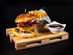 Meniu Burger AMERICAN (vita ANGUS), cartofi prajiti, sos image