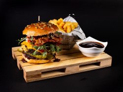 Meniu MISTER SPICY burger (vita ANGUS), cartofi prajiti si sos image