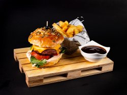 Meniu VEGGIE burger, cartofi prajiti, sos image