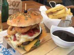 Meniu CHEESY CHEF burger (vita ANGUS), cartofi prajiti, sos image
