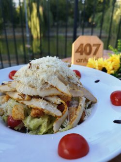 Salată Caesar cu piept de pui și parmezan image