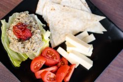 Salata Vinete de casa cu rosii, telemea si lipie image