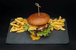 30% REDUCERE: Meniu Burger Vrăjit și cartofi prăjiți image