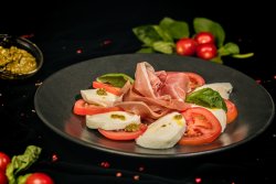 Caprese con prosciutto crudo image