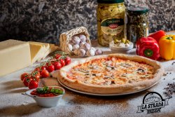 Pizza prosciutto funghi image