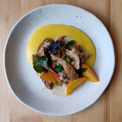 Tocană de iepure cu mămăligă și fructe de sezon caramelizate image