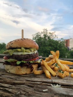 Burger de vita cu cartofi cu parmesan image
