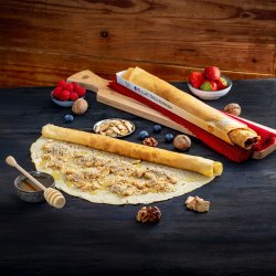 Clătită cu miere, nucă și biscuiți  image