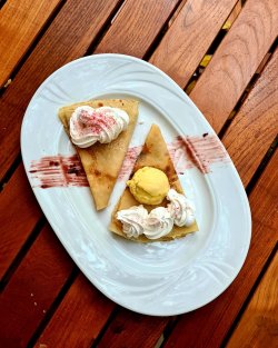 Clătite cu dulceață, brânză și frișcă image