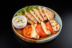 Halloumi la grătar cu tzatziki, pită grecească și mix de salată image