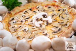 Pizza Ai funghi image