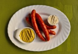 Cârnaţi picanţi fierţi, cu muştar şi hrean image