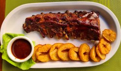 Coaste la cuptor cu cartofi aurii şi sos barbeque image