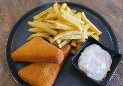 Caşcaval pane cu cartofi prăjiţi şi sos remoulade image