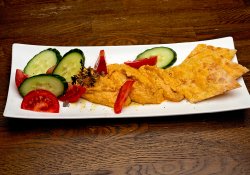Humus cu roşii, castraveţi şi lipie image