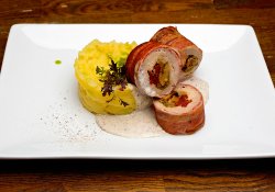 Muşchiuleţ de porc umplut cu hribi, sos de trufe şi piure de cartofi cu praz image
