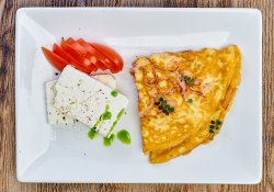 Omletă cu şuncă, telemea, roşii şi castraveţi image