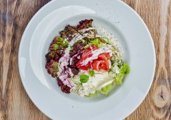 Salată creaţă cu gravlax, feta, sfeclă şi dressing de iaurt image