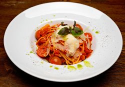 Spaghete cu roşii şi busuioc proaspăt image