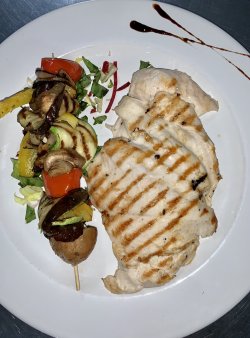 Piept de pui la grătar, cartofi prăjiți și salată de ardei copt image