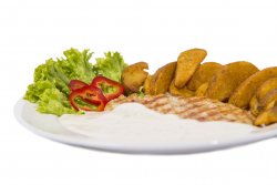 Piept de pui cu sos gorgonzola și cartofi aurii image