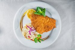 Schnitzel din mușchi de porc cu salată de cartofi și dulceață de fructe de pădure image