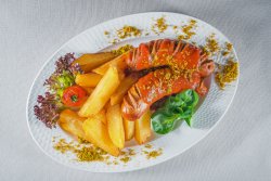 Cârnați cu sos curry și cartofi prăjiți image