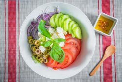 Salată tradițională grecească image