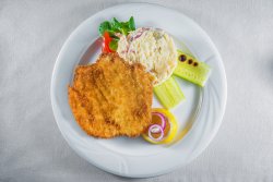 Schnitzel din piept de pui cu salată de cartofi și dulceață de fructe de pădure image