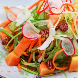 Salată Coss cu papaya și wakame image