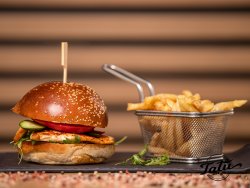 Burger de pui Piri Piri servit cu cartofi prajiti image