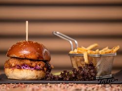 Burger Pulled Porc servit cu cartofi prajiti image