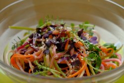 Salată de rădăcinoase multicolor image