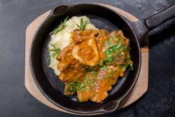 Osso buco de vită cu piure de cartofi image