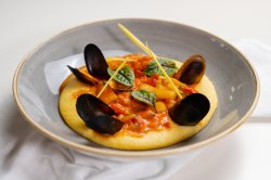 Tocană cu fructe de mare și polenta cremoasă image