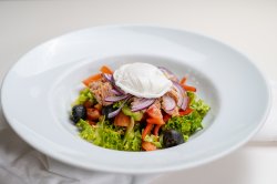 Salată cu ton și ou poșat image