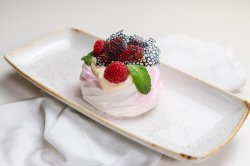 Pavlova cu cremă de vanilie și fructe image