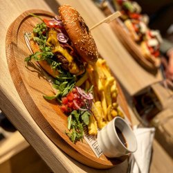 Burger + cartofi wedges și sos image