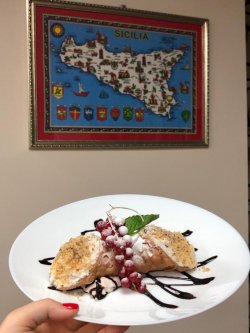 Cannoli Sicilian cu fructe image