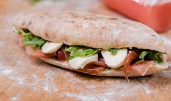 PANINI PROSCIUTO CRUDO BOCCONCINO image