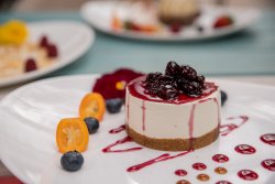Cheesecake cu sos de fructe de pădure image