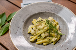 Penne cu pui și pesto image