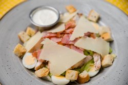 Salata Caesar cu piept de pui image