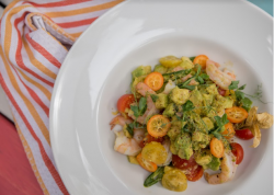 Salata de avocado si creveti image