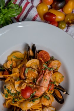 Spaghetti chitarra cu fructe de mare image