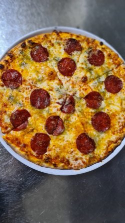 Pizza Quattro formaggi & salam picant image
