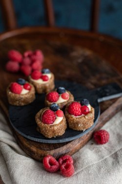Mini tarte cu jeleu de zmeură , fructe de pădure și vanilie image