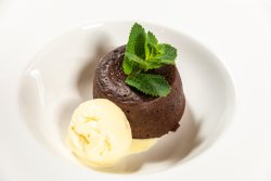 Lava cake cu înghețată image