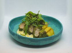Mușchiuleț de porc cu sos carbonara și cartofi cu rozmarin și usturoi image